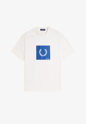 Valkoinen lyhythihainen t-paita pyöreällä kaula-aukkolla, jossa sininen neliön muotoinen logo, jossa on laakeriseppele ja "Fred Perry"-teksti rinnassa.