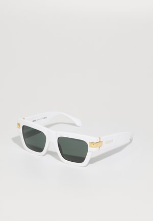 Witte rechthoekige zonnebril met groene lenzen, gouden accenten en "VERSACE" branding op de poot. Matte afwerking.