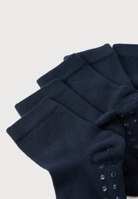 Σκούρες ναυτικές κάλτσες από βαμβακερό μείγμα, με ριμπ μανσέτες και υφασμένα σιλικόνης ανάγλυφα σημεία στα πλαϊνά για πρόσφυση.