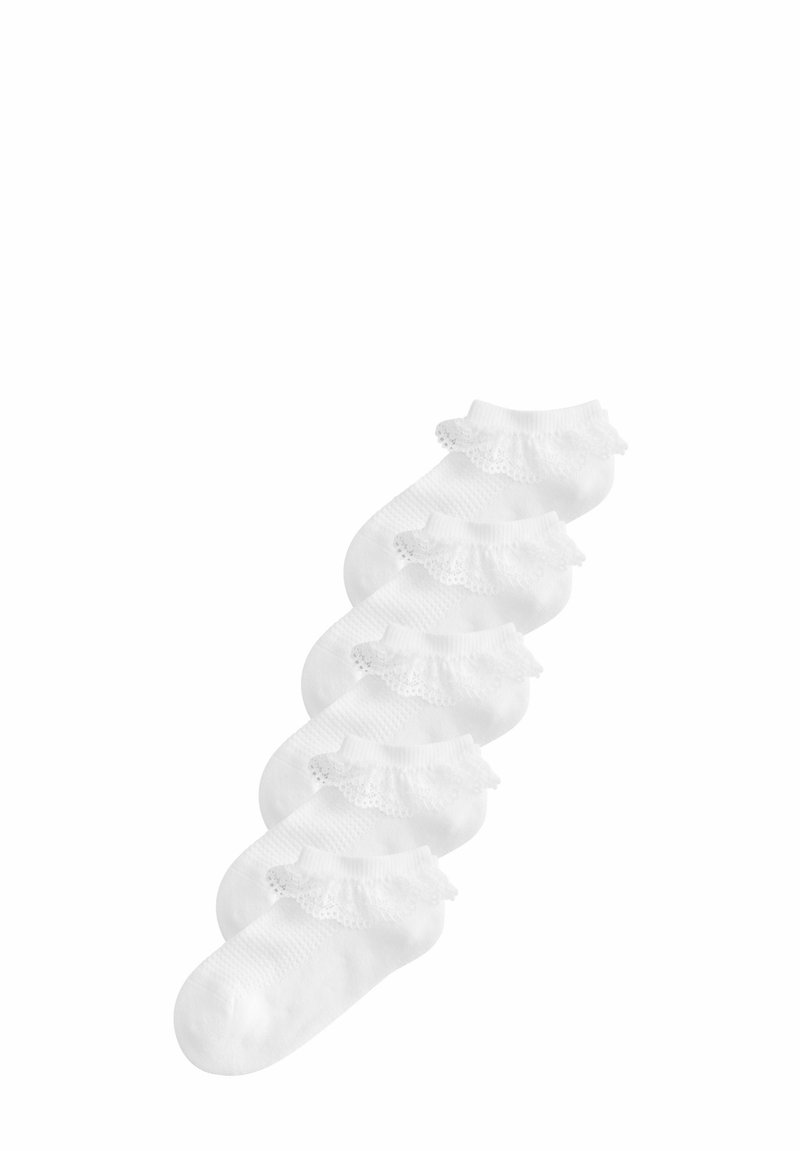 Witte enkelkousen met een kant ruffles aan de bovenkant, gemaakt van zacht, ademend materiaal met een gladde textuur. Vijf paar worden getoond.