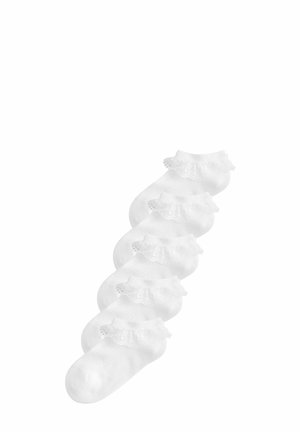 Cinq paires de chaussettes blanches chevilles avec bordure en dentelle empilées en diagonale sur fond blanc.