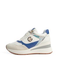 Sneaker z białą skórzaną cholewką, niebieskimi i wzorzystymi akcentami, zamszowym czubkiem oraz podeszwą na koturnie w jasnoszarym i jasnobrązowym kolorze.