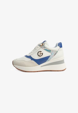 Sneaker con una toma bianca in pelle e accenti blu e a motivi, punta in suede e suola a wedge con fondo grigio chiaro e beige.
