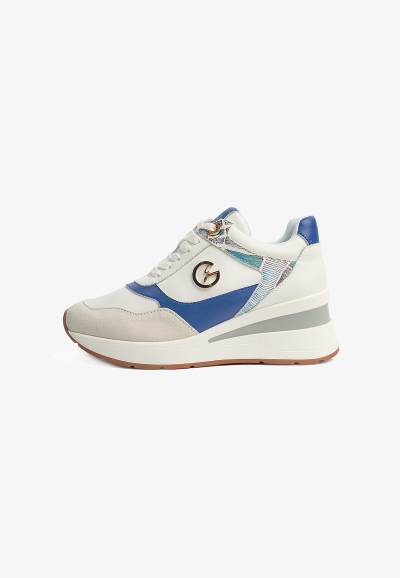 Sneaker z białą skórzaną cholewką, niebieskimi i wzorzystymi akcentami, zamszowym czubkiem oraz podeszwą na koturnie w jasnoszarym i jasnobrązowym kolorze.