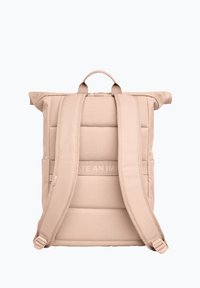 Beige rolltop rugzak met een gewatteerde rug en schouderbanden, met een gestructureerd oppervlak en gegraveerde riemdetails. Eenvoudig ontwerp en functionele vorm.