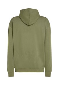 Oliven grøn hoodie med en kængurulomme, ribbede ærmer og kant. Stoffet ser glat ud med en afslappet pasform og en mellemstor hætte.