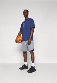 Nike Performance TEE - T-shirt con stampa - midnight navy