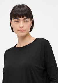 Anna Field Yöasusetti - black