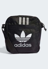 Bolso de hombro negro de Adidas con logo de trébol blanco y tres franjas, con un compartimento principal con cremallera y correa ajustable.