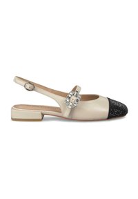 Scarpa slingback in pelle beige con punta tonda in tessuto nero intrecciato, adornata da una fibbia decorativa con cristalli e un tacco basso a blocco.