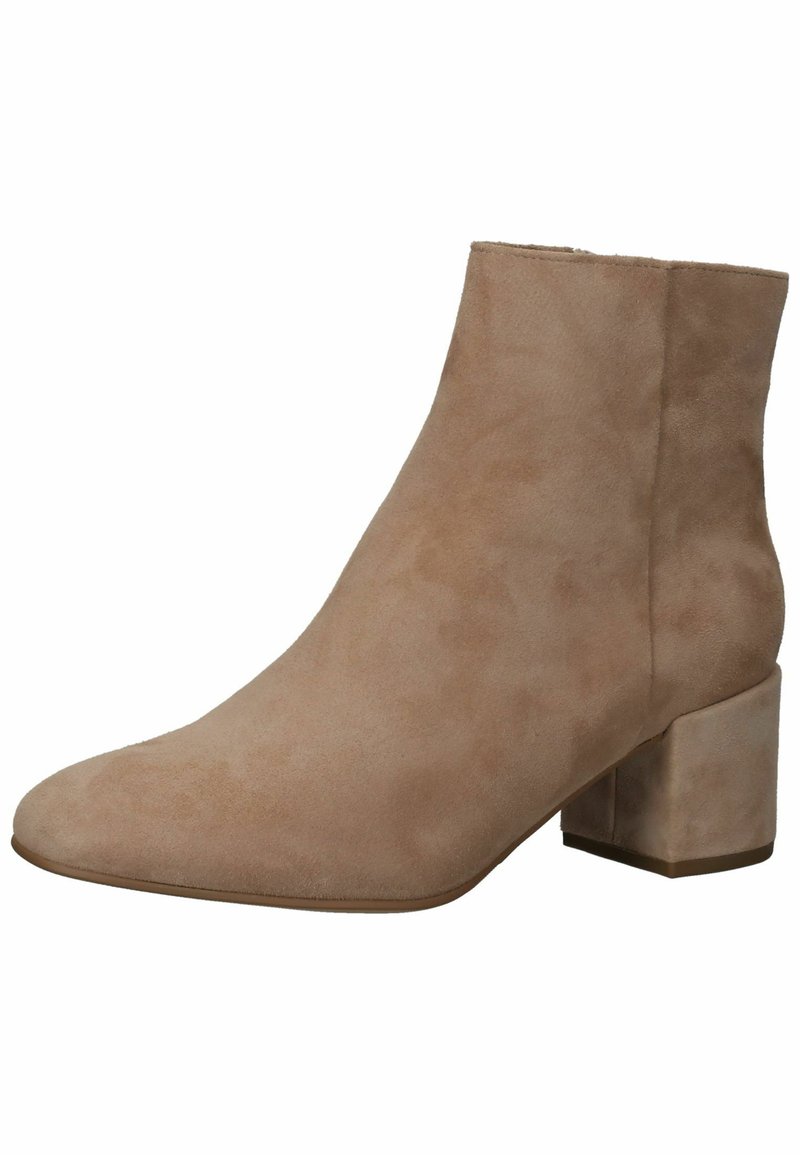 Beige Wildleder-Ankle-Boot mit spitzer Zehe, Blockabsatz und glatter Oberfläche; keine sichtbaren Beschläge oder Muster.