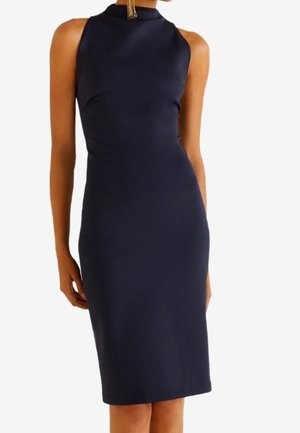 Robe ajustée bleu marine sans manches, longueur jusqu'aux genoux, avec un col montant, portée par une personne debout avec les bras détendus.