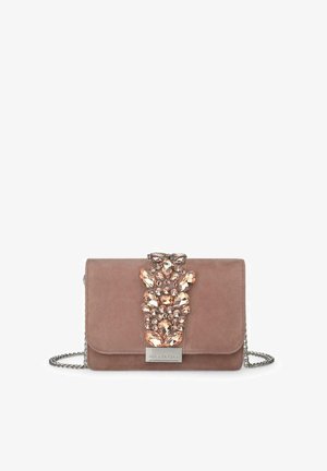 Bolso cruzado de ante rosa con un acento de gema decorativa, herrajes de plata, cierre magnético y strap de cadena. Forma rectangular compacta.