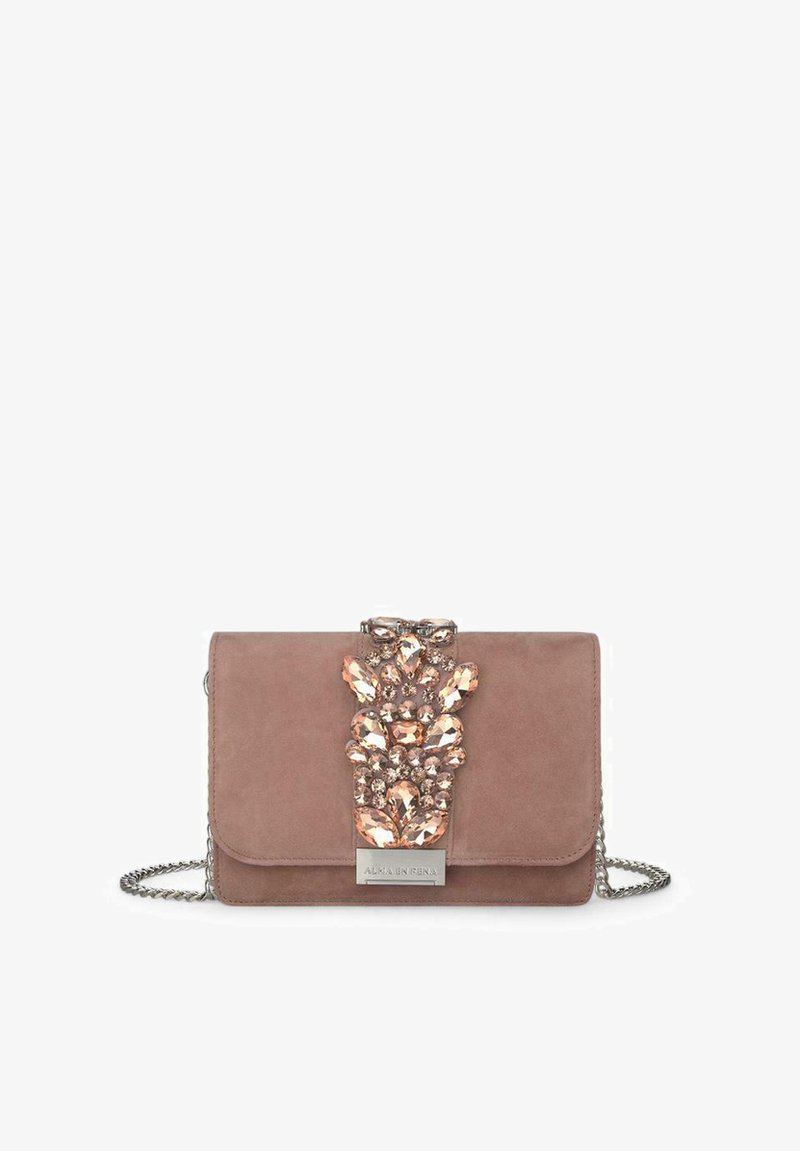 Bolso cruzado de ante rosa con un acento de gema decorativa, herrajes de plata, cierre magnético y strap de cadena. Forma rectangular compacta.