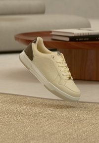 Επιλέχθηκε, beige