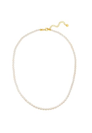 Zarte Halskette mit kleinen weißen ovalen Perlen und einem goldenen Kettenverschluss mit verstellbarem Verlängerer auf weißem Hintergrund.