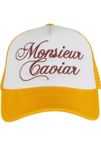 Sárga és fehér sapka, a "Monsieur Caviar" barna dőlt betűkkel hímezve. A struktúrált elülső panel és állítható hálós hátsó rész jellemzi.
