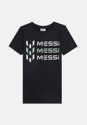 Μαύρο κοντομάνικο T-shirt με τρία κείμενα "MESSI" και στιλιζαρισμένα λογότυπα "M" σε λευκό και χρυσογάλανο μπλε στο μπροστινό μέρος.