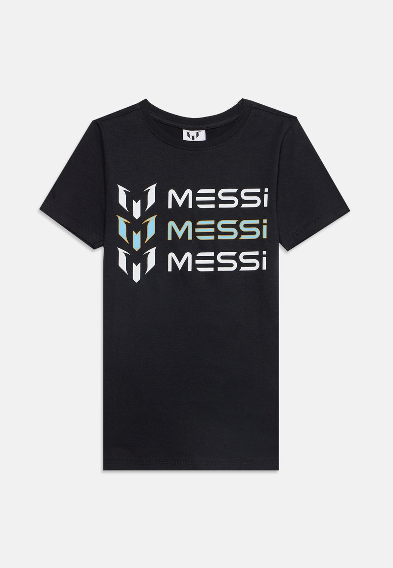Μαύρο κοντομάνικο T-shirt με τρία κείμενα "MESSI" και στιλιζαρισμένα λογότυπα "M" σε λευκό και χρυσογάλανο μπλε στο μπροστινό μέρος.