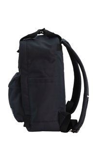 Zaino nero con forma rettangolare, realizzato in tessuto resistente. Presenta spallacci imbottiti, tasca laterale e un manico superiore.
