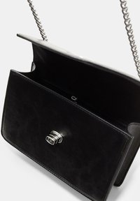 Borsa a tracolla in pelle nera con una texture liscia, ferramenta argentata e tracolla a catena. L'interno include una tasca con zip e un compartimento aperto.