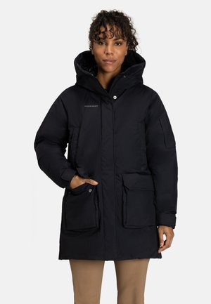 Zwarte geïsoleerde parka met capuchon, voorzien van twee voorkleding zakken, een ritsluiting en een zachte textuur. Logo zichtbaar op de borst.