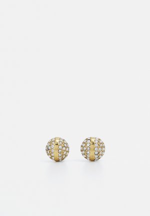 Boucles d'oreilles en forme de sphère dorée ornées de multiples cristaux transparents, avec des bandes horizontales de métal doré sur la surface.