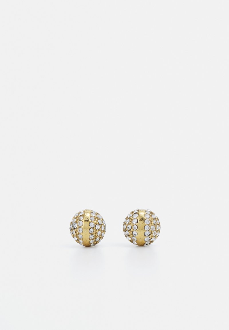 Brincos em forma de esfera dourada adornados com múltiplos cristais transparentes, apresentando riscas horizontais de metal dourado na superfície.