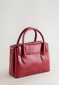 Rote Lederhandtasche mit Krokodiltextur, doppelten Griffen und strukturierter Form. Verfügt über abgerundete Akzente und kontrastierende schwarze Besätze.