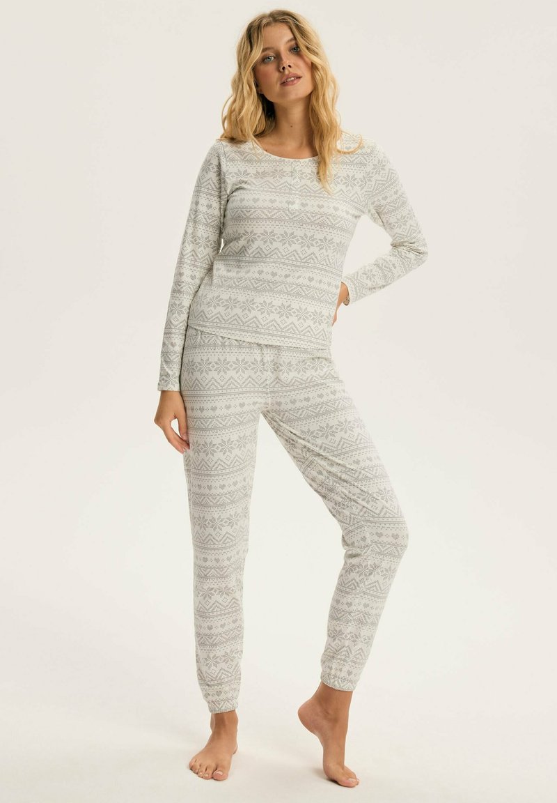 Szary zestaw piżamowy z wzorem, składający się z długiego rękawa i zwężanych spodni, wykonany z miękkiego materiału z geometrycznymi wzorami i motywami płatków śniegu.