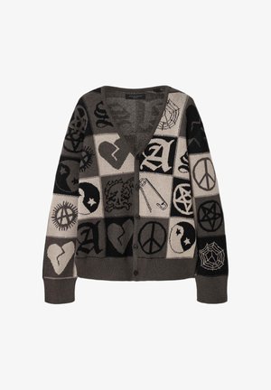 Graue Strickjacke mit Knöpfen und Patchwork aus Symbolen wie gebrochenen Herzen, Friedenszeichen, Sicherheitsnadel, Totenkopf, Spinnennetzen und gotischen Buchstaben.