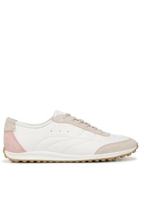 Witte leren sneakers met tan suède accenten, vetersluiting, textuurachtige zijpanelen, rubberen zool met kleine nopjes, minimalistische esthetiek.