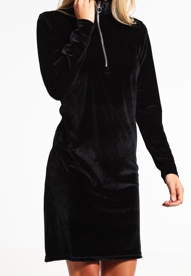 Schwarzes Samt-Kleid mit langen Ärmeln, Hochkragen und halbem Reißverschluss. Die glatte Textur und die taillierte Silhouette betonen das Design.