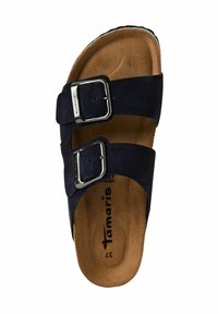 Sandalo slide in camoscio blu navy con due fibbie in metallo argentato regolabili e una soletta imbottita marrone. Etichetta "Tamaris" stampata all'interno.