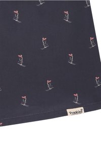 Granatowa tkanina z wzorem narciarskim przedstawiającym narciarzy w czerwonych szalikach. Styl graficzny z metką oznaczoną "Pockies." Lekka i gładka tekstura.