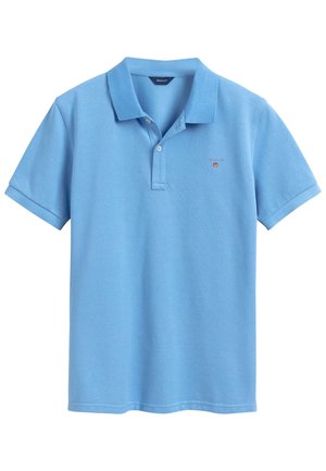 Polo en coton bleu clair avec un col, des manches courtes et un petit logo rouge brodé sur la poitrine.