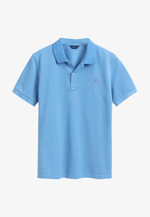 Himmelblaues Baumwollpolohemd mit einem kragenförmigen Ausschnitt, kurzen Ärmeln und einem kleinen roten gestickten Logo auf der Brust.