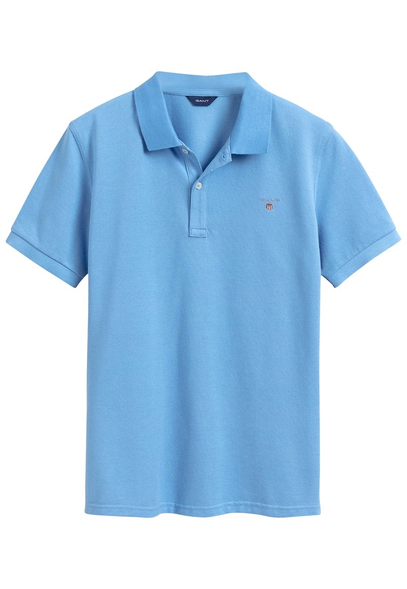 Lyseblå bomulds polo shirt med krave, korte ærmer og et lille rødt broderet logo på brystet.