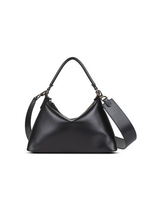 Czarna skórzana torebka z jednym górnym uchwytem, szerokim regulowanym paskiem na ramię oraz złotym metalowym okuciem na białym tle.