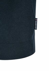 Dunkelblauer Strickpullover mit geripptem Texturmuster, gerundetem Saum und einem kleinen Etikett mit weißer Schrift an der Seite.