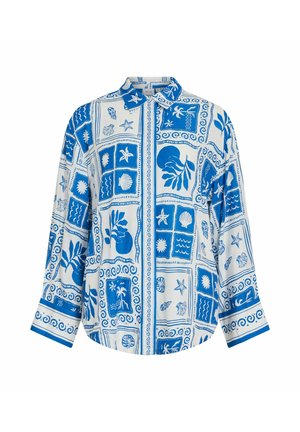 Chemise blanche à manches longues avec des imprimés bleus sur le thème tropical et marin comprenant des feuilles, des coquillages, des étoiles de mer et des vagues dans un design patchwork.