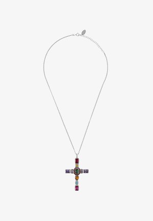 Collier en chaîne argentée avec un pendentif croix orné de pierres précieuses multicolores, comprenant des pierres vertes, violettes, rouges, orange et bleues de différentes formes.