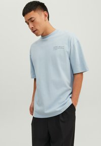 Jack & Jones JPRBLAKAM SUMMER BRANDING  SS O-NECK - Nyomott mintás póló - cashmere blue