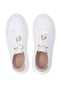 Weiße Sneakers mit glatter Oberfläche, Schnürung und dekorativem blumenförmigem Beschlag mit einer Perlenmitte. Goldene Akzente an der Ferse.