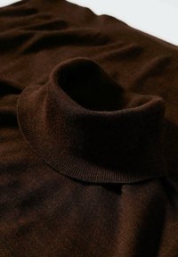 Maglione a collo alto marrone con colletto a costine, texture morbida e tessuto liscio, disposto ordinatamente con una leggera piega.