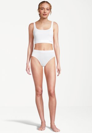 Weißes Baumwoll-Crop-Top und hochgeschnittene Unterwäsche mit elastischen Bändern. Glatte Textur, einfaches Design und keine sichtbaren Muster oder Metallteile.
