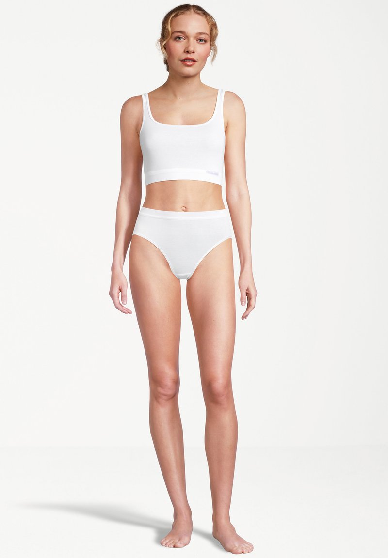 Weißes Baumwoll-Crop-Top und hochgeschnittene Unterwäsche mit elastischen Bändern. Glatte Textur, einfaches Design und keine sichtbaren Muster oder Metallteile.