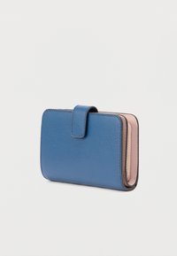 Blåt læderpung med tekstureret yderside, klaplukning og kontrastfuldt pink indre. Har en lynlåslomme til mønter og kortlommer.