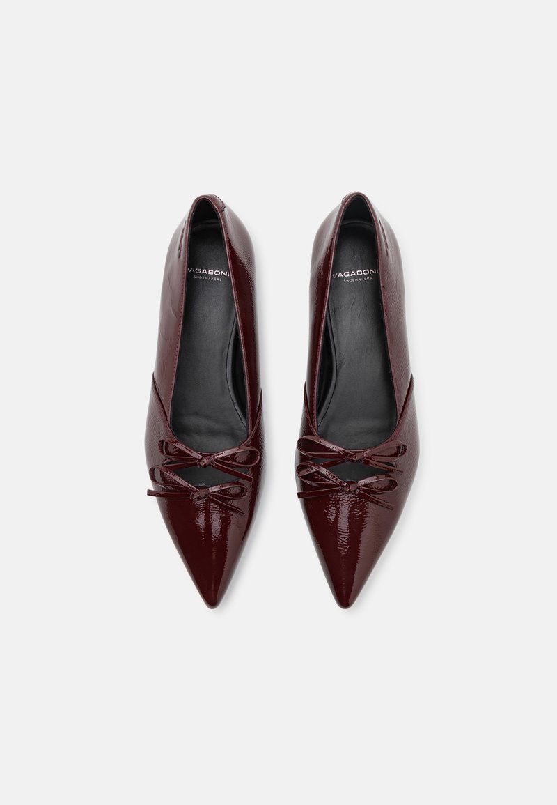 Burgunderfarbene Lackleder-High Heels mit spitzen Zehen, ausgestattet mit einer gedrehten Schleifendetail an der Vorderseite und einem glatten Innenbereich.