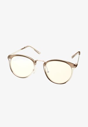 Průhledné sluneční brýle ve stylu kočičích očí s světle hnědými rámy a žlutými skly. Tenké kovové prvky a průhledné ramínka zdůrazňují design.